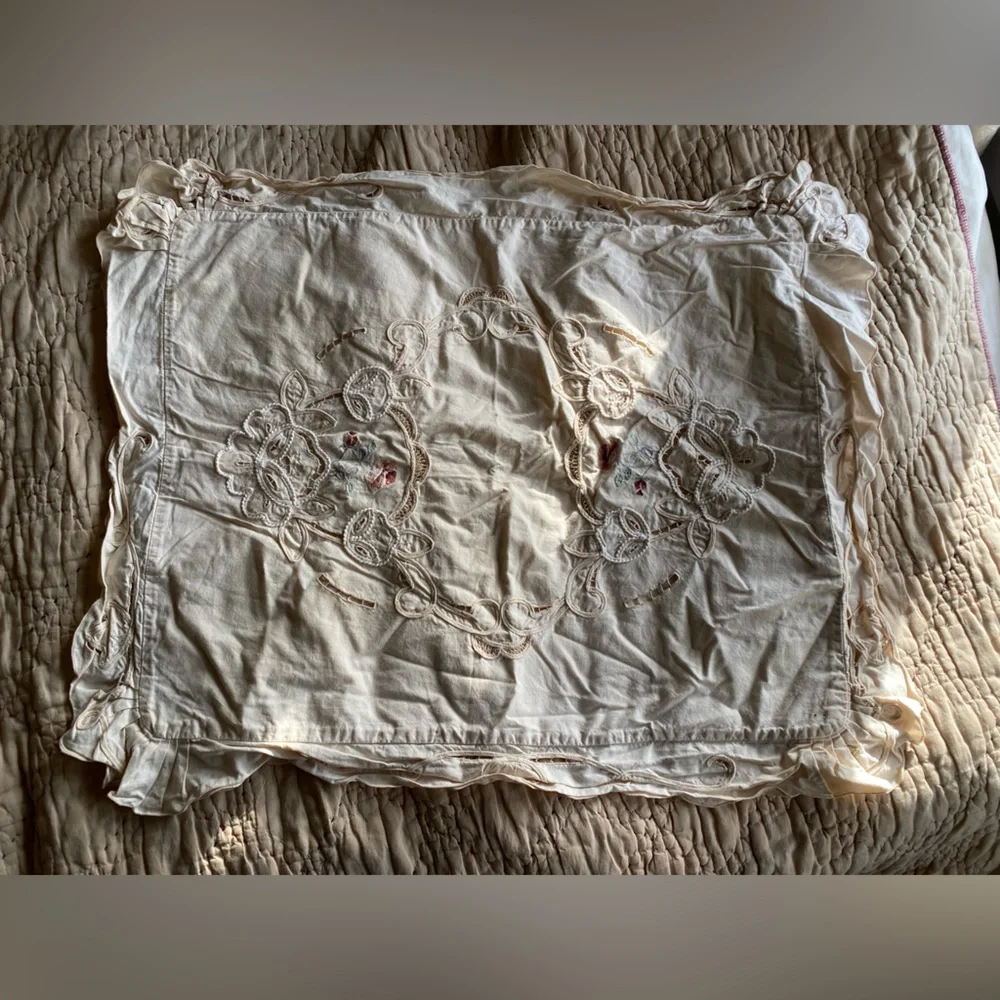 Set of 2 VTG Embroidered Pillowcases - Picture 2 of 9